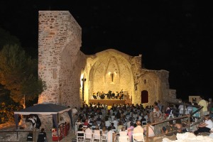 Гала-концерт проходит в полуразрушенной базилике крепости xii века villa vella в городе tossa de mar.