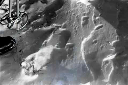 Тело зины колмогоровой после откапывания из-под толщи снега на склоне холат-сяхыл.