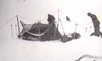 Тело зины колмогоровой после откапывания из-под толщи снега на склоне холат-сяхыл.